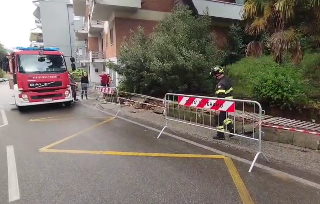 Nubifragi nel Teramano, muretto crolla su auto in sosta